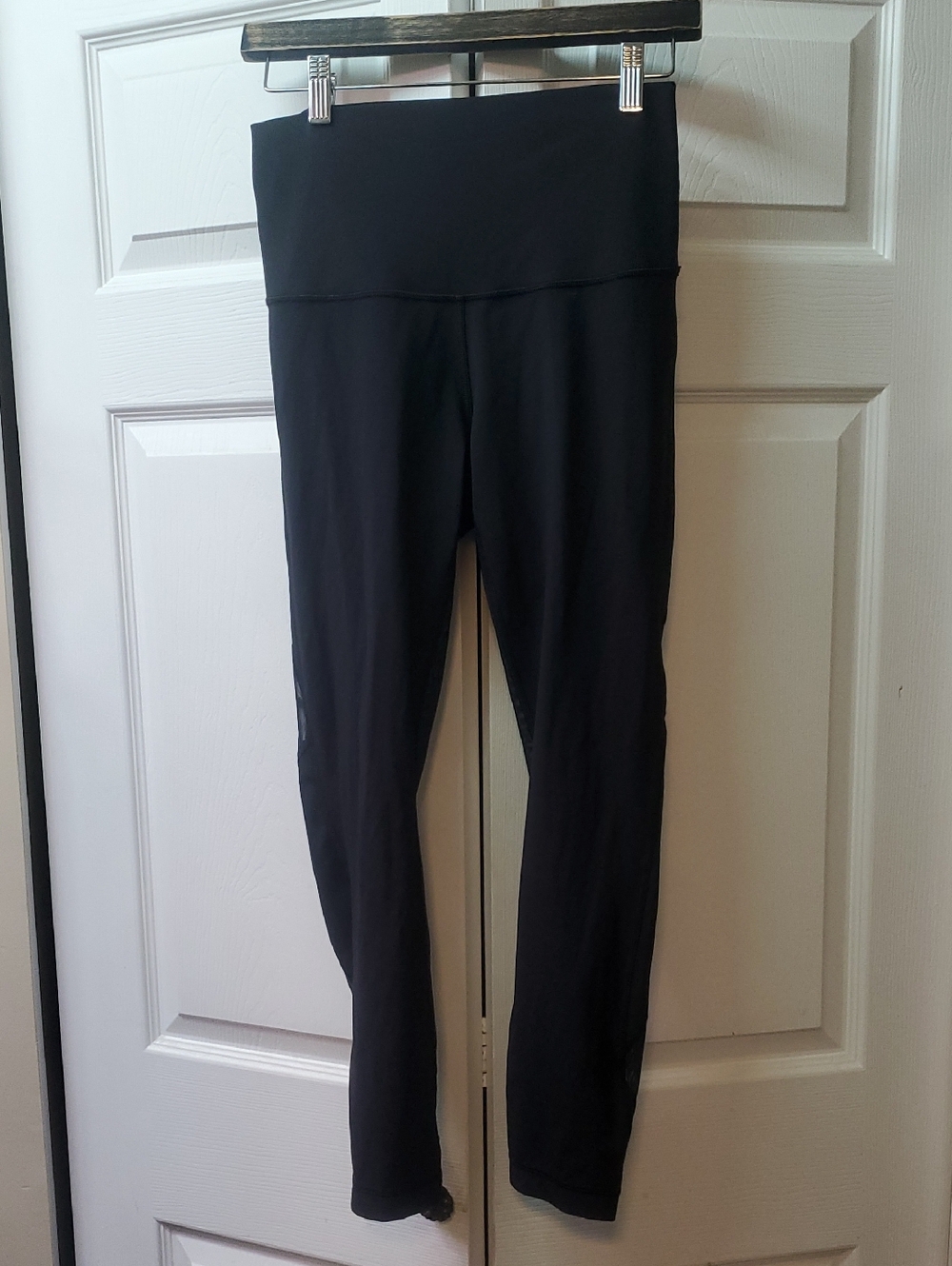 LULULEMON SIZE 6  Black High-Rise Performance Leggings With Mesh On Back Of Legs